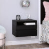 Mesa de luz flotante color negro con estante desayunador instalada en dormitorio
