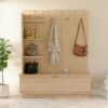 Mueble recibidor perchero Nube de 150cm en color natural con estantes laterales y banco de apoyo. Mueble exclusivo de Ciudad Muebles. Mobiliario con propósito.